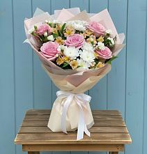 Букет цветов из:  Гвоздики, Орхидеи и Розы в Томмоте