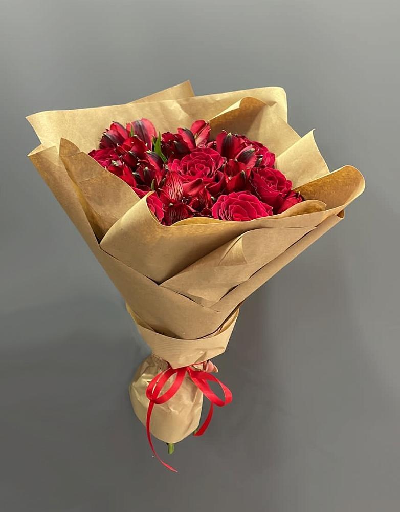 Букет цветов из: Альстромерии и Розы в Томмоте