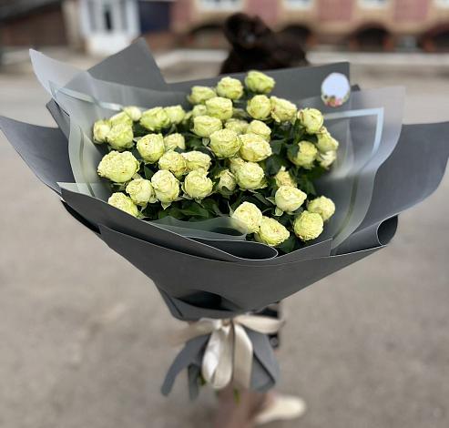 Букет Белые кустовые розы Солинеро в Томмоте