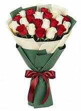 Букет Микс из красных и белых роз в Томмоте