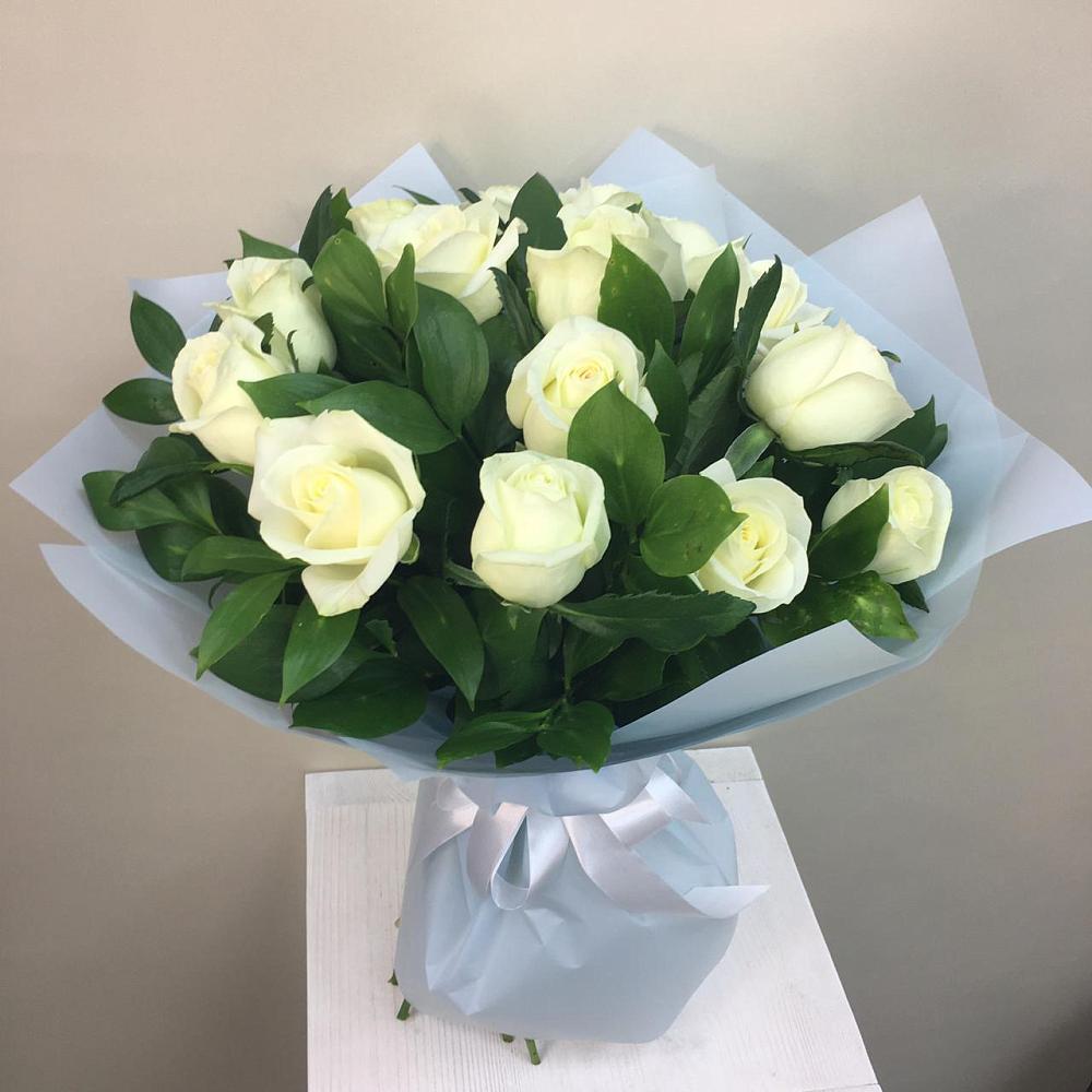 Букет 15 Белых роз Проуд в Томмоте