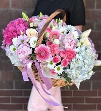 Цветочная композиция из Розы, Хризантемы, Пионы и Лизиантусы в корзине в Томмоте