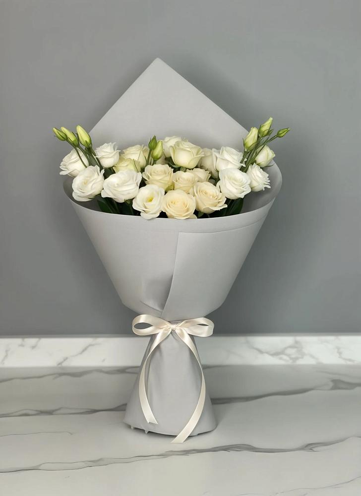 Букет цветов из: Розы и Лизиантусы в Томмоте