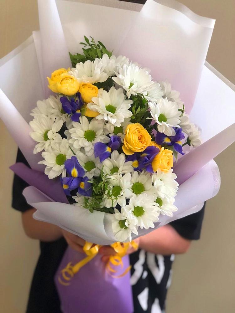 Букет цветов из: Ирисы, Хризантемы и Розы в Томмоте