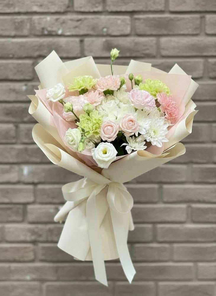 Букет цветов из: Гвоздики, Розы, Лизиантусы и Хризантемы в Томмоте