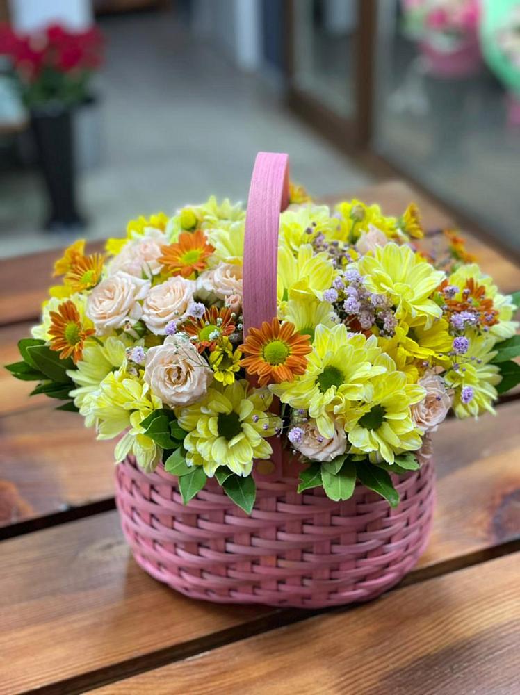 Цветочная композиция из Хризантемы и Розы в корзине в Томмоте