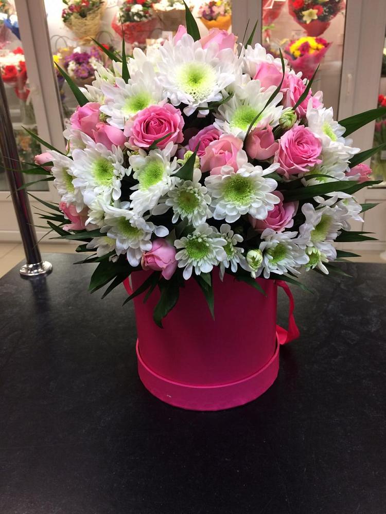 Цветочная композиция из Розы и Хризантемы в шляпной коробке в Томмоте