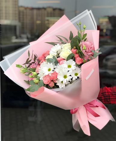 Букет цветов из: Розы, Лизиантусы и Хризантемы в Томмоте