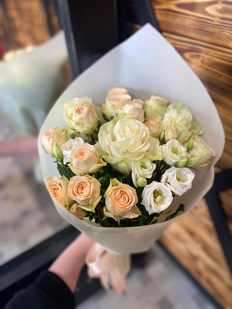 Букет цветов из: Розы и Лизиантусы в Томмоте